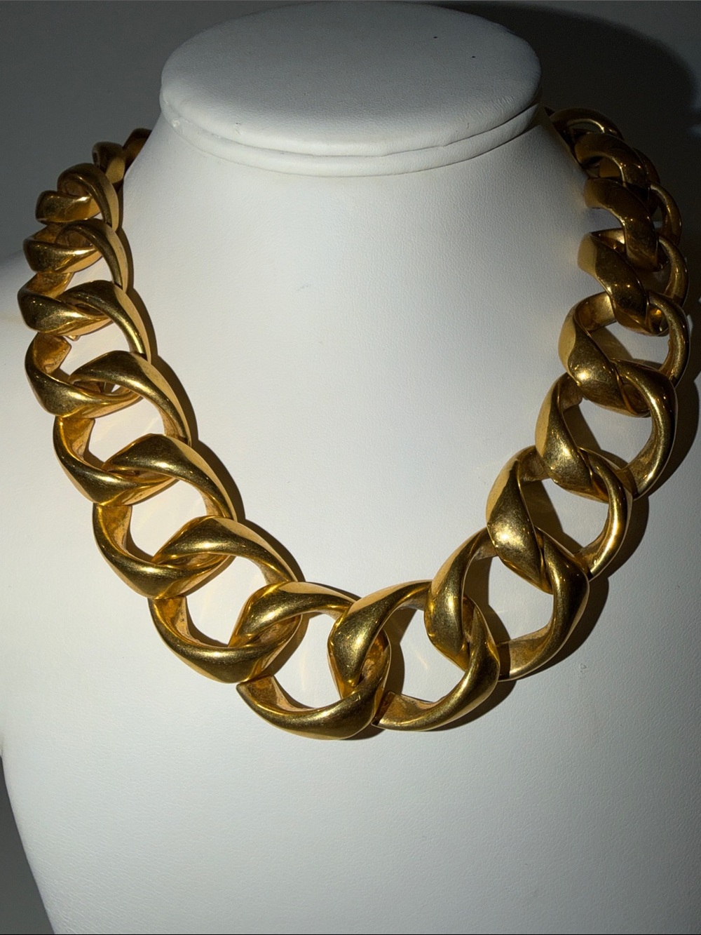 Heavy goldtone statement link necklace - Picture 2 of 12